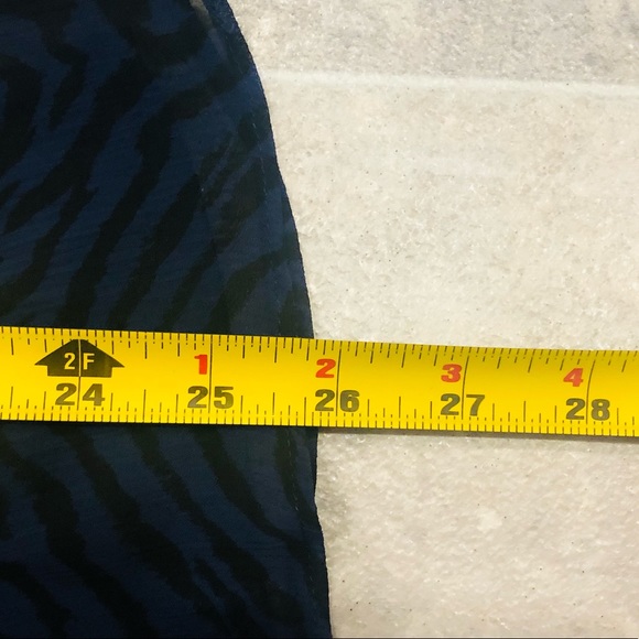 ❌SOLD❌❤️‍🔥Express❤️‍🔥Gorgeous Double V-Neck Blouse❤️‍🔥Measurements in P - Picture 10 of 14